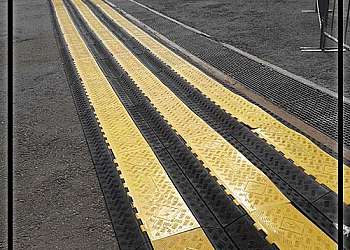 Proteção para cabos no chão Proteção para cabos no chão