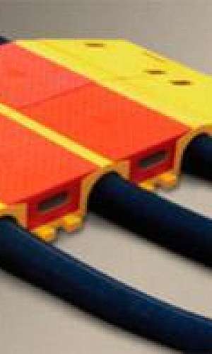 Passa cabos de 3 canais Passa cabos de 3 canais